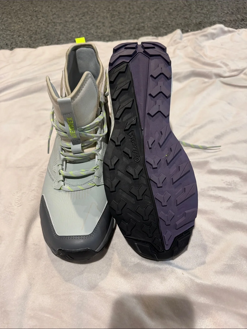 Men's Light Gray Athletic Sneakers with Neon Yellow Accents